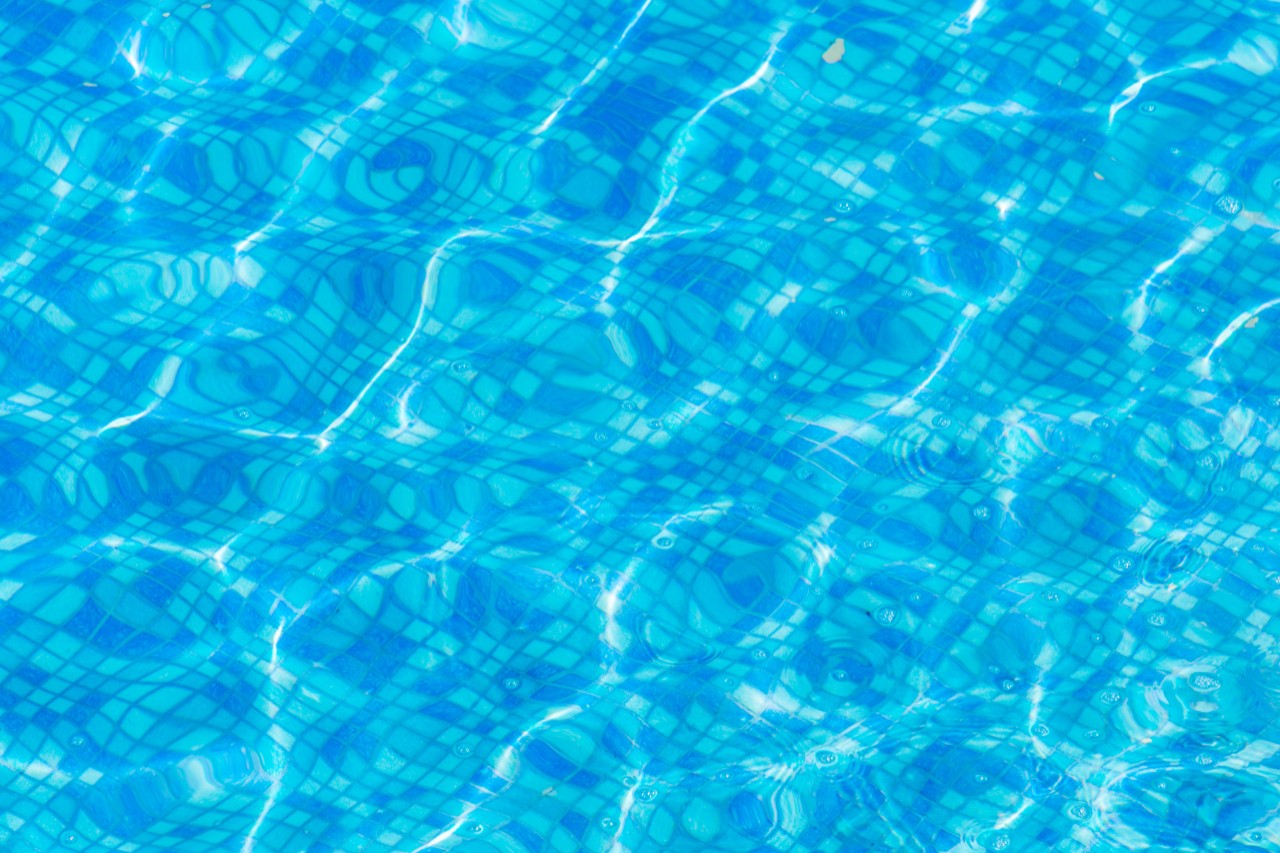 泳池里蓝色的水的纹理＂class=
