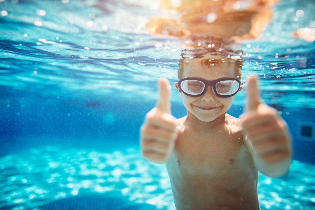 年轻的男孩——-护目镜——水下游泳-蓝色-池-拇指水平- 7360 x4912 -图像-文件- 670950038＂class=