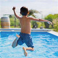 男孩在游泳池里跳＂></a>
               </div>
               <div>
                <a href=