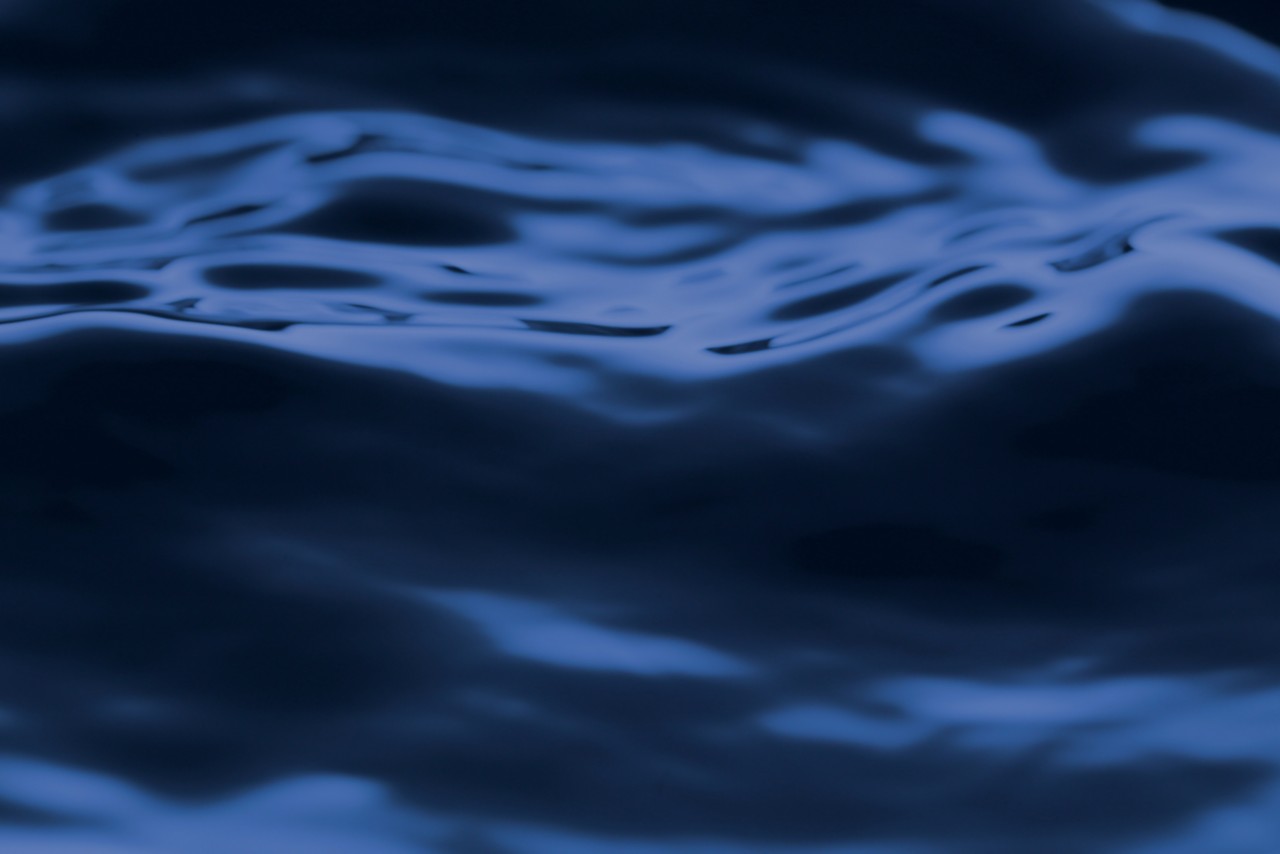 黑-蓝-水-波-在-晚上近水平- 5472 x3648 -图像-文件- 674367860＂class=