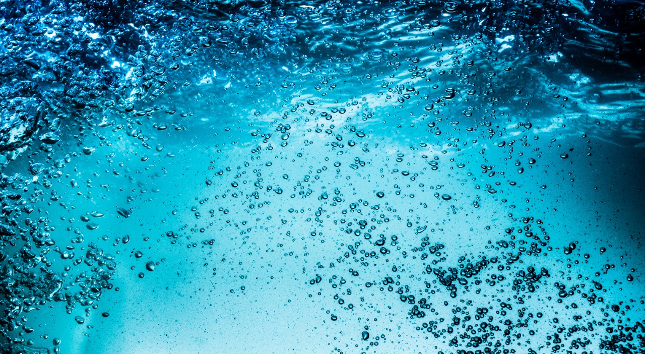 blue-water-close-up-clear-bubbles-abstract-horizontal-4556x2500-image-file＂class=