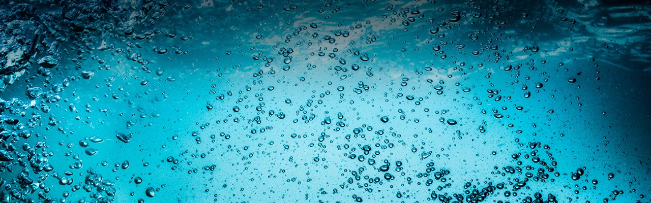 许多气泡在水中闭合，抽象出带有气泡的水波＂title=