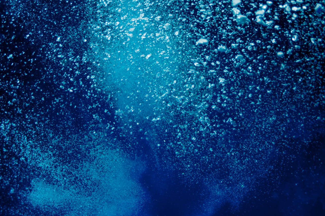 这张照片显示了从蓝色海洋深处升起的水下气泡;伤风ID 121975975＂title=