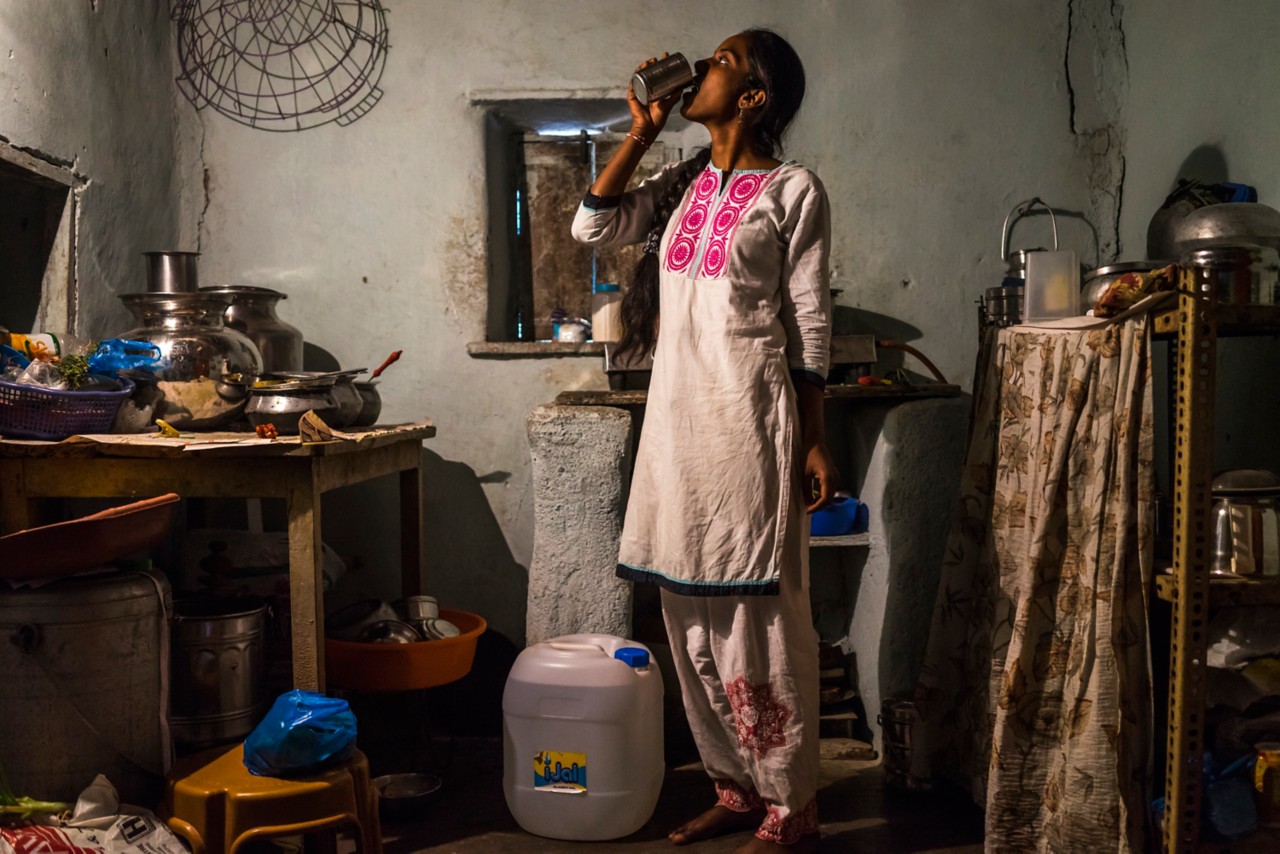安全水网妇女饮用水