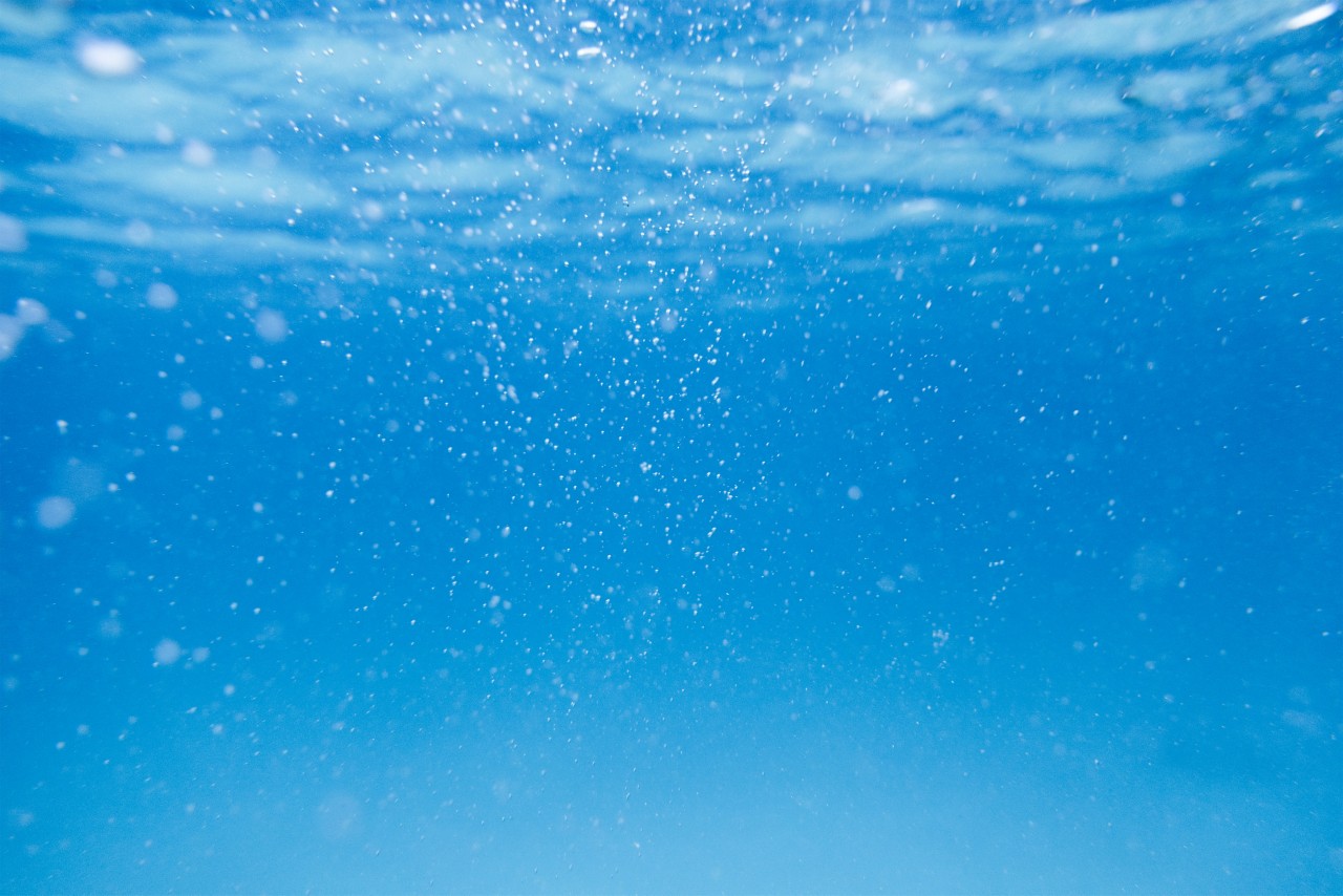 下-水-明亮的蓝色泡沫- -海洋水平- 5002 x3335 -图像-文件- 518174538＂title=