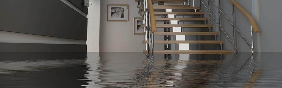 带楼梯的地下室洪水＂class=
