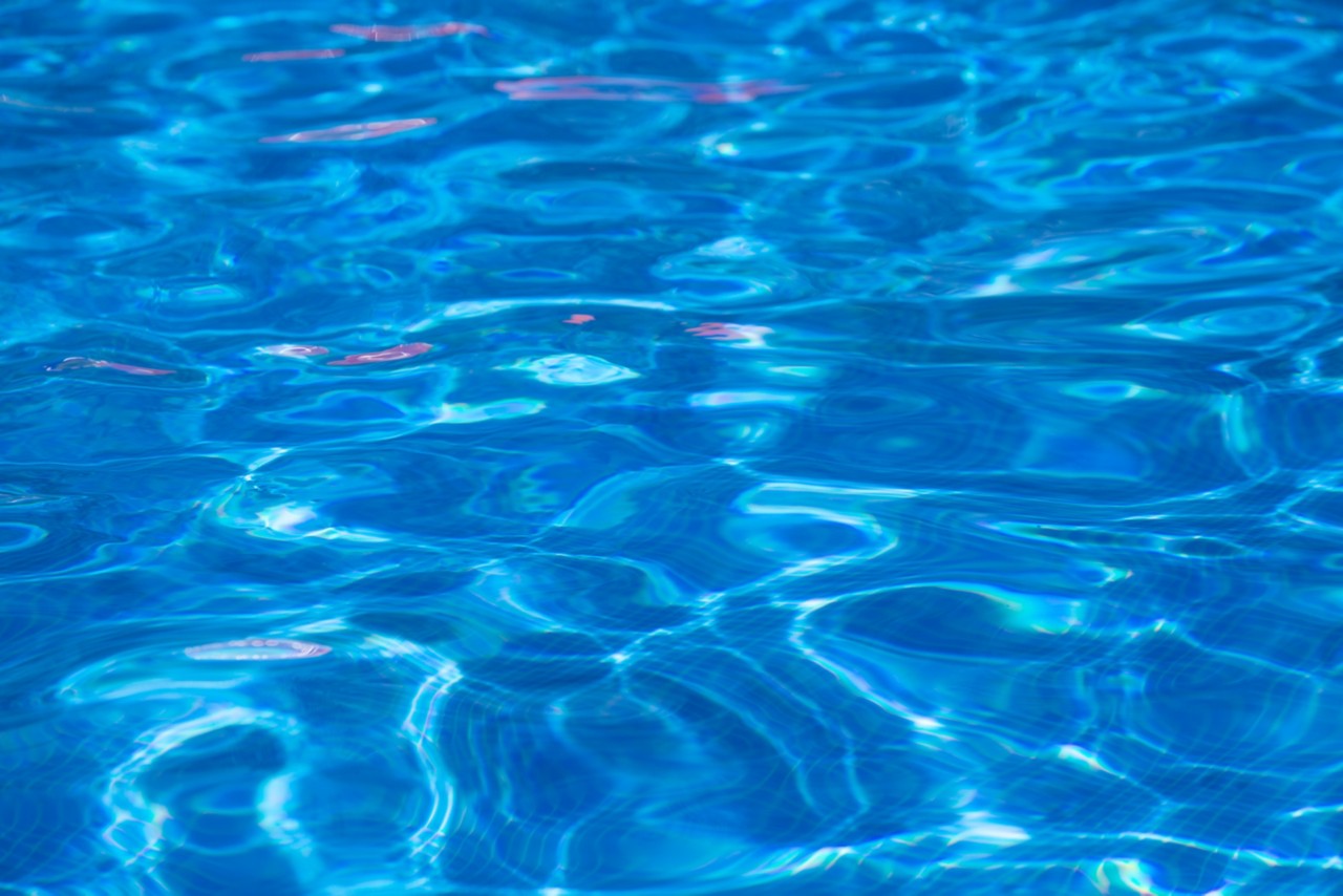 在游泳池的明亮的蓝色波纹的水在Matapalo，哥斯达黎加2013年＂class=