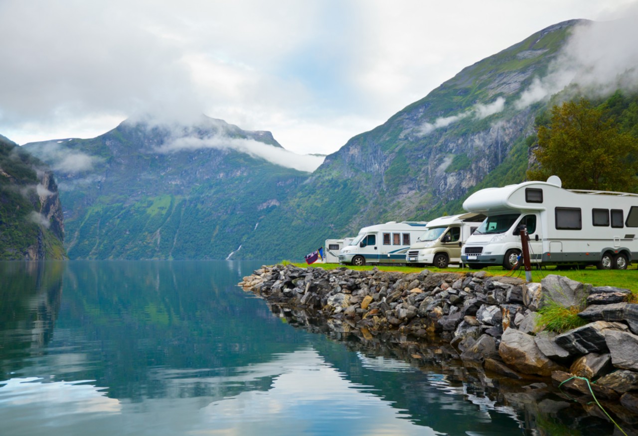 挪威Geirangerfjord露营地的房车;Adobe股票:35642128＂class=