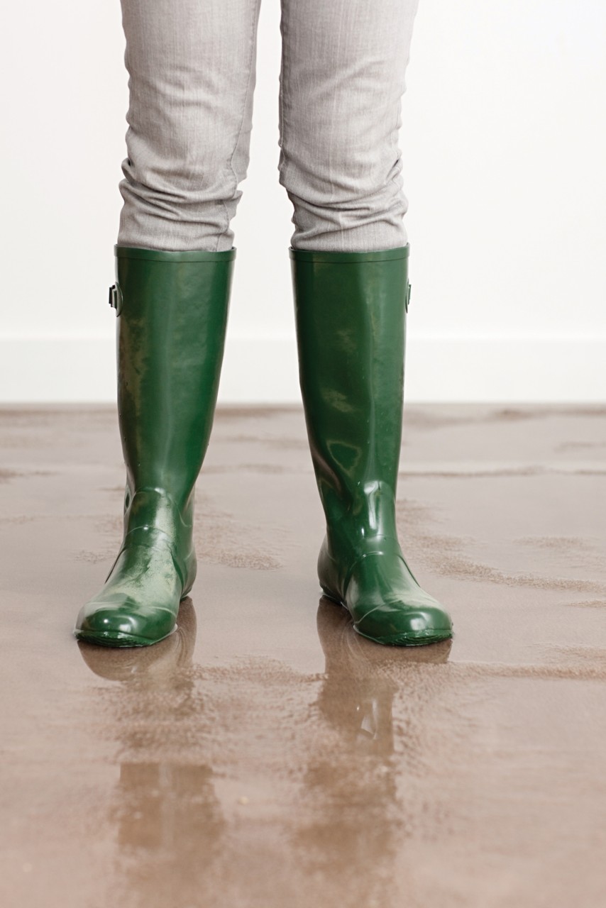 绿色雨靴踩在淹满水的棕色地毯上;一些:107908200＂class=