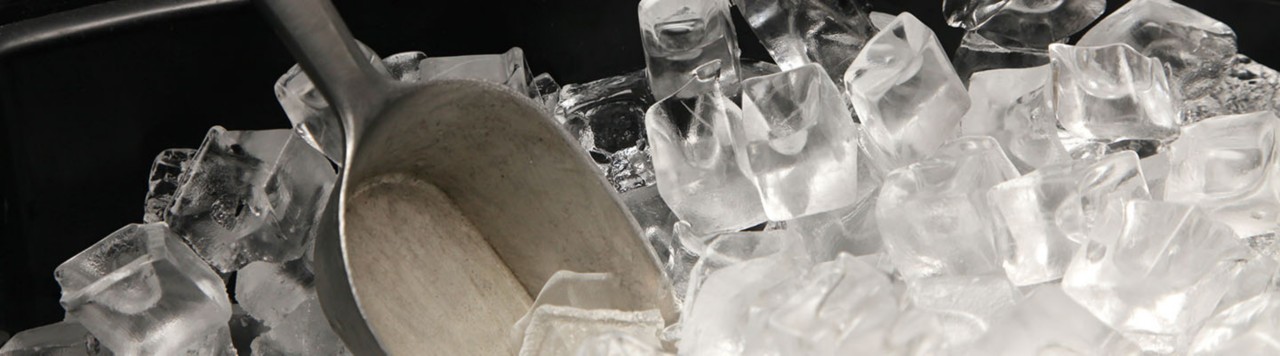1440 × 400像素的冰横幅，制冰机中的冰勺，商业网站＂title=