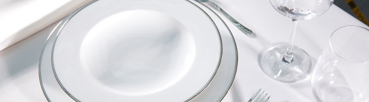 1440 × 400像素的洗碗横幅，盘子放在酒店餐桌上，商业网站＂title=
